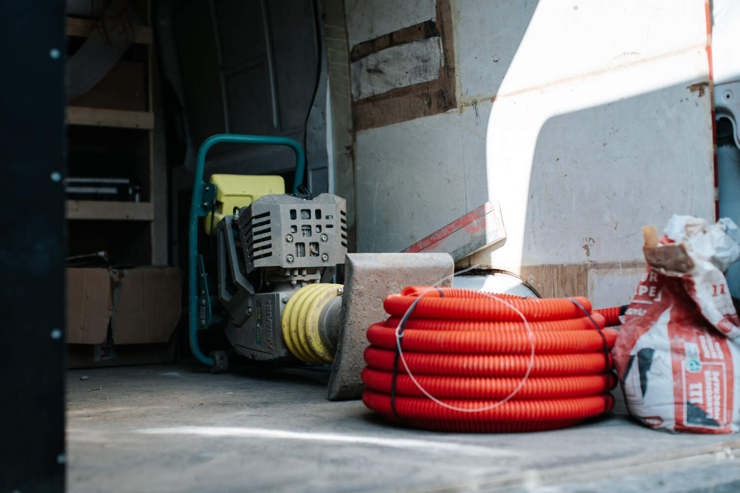 Photo du dépôt et du matériel de l'entreprise HASSANT TP