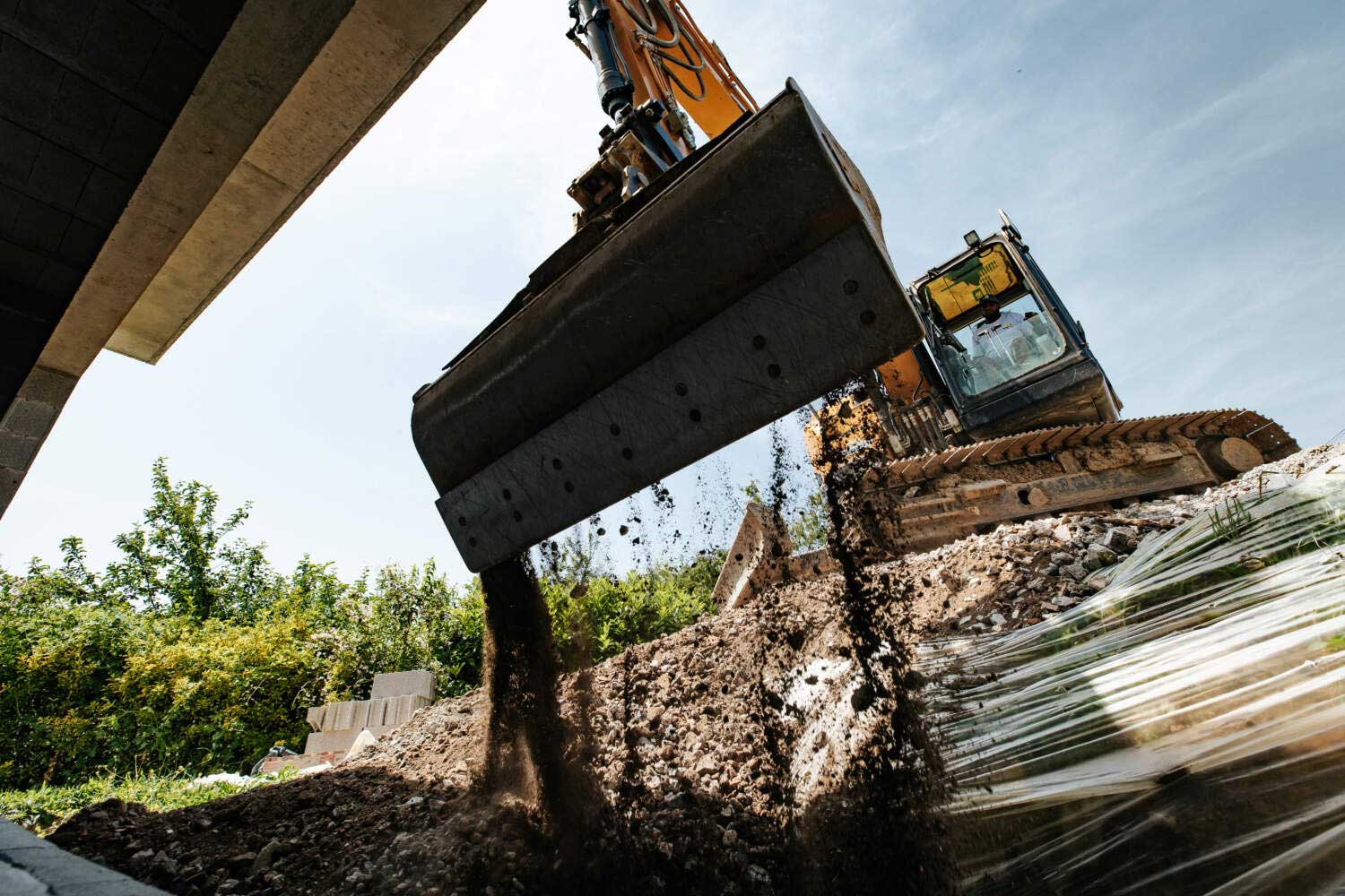 Photo d'une pelleteuse ramassant de la terre